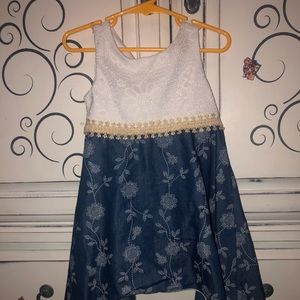 Super cute dress size 4t ties in the back